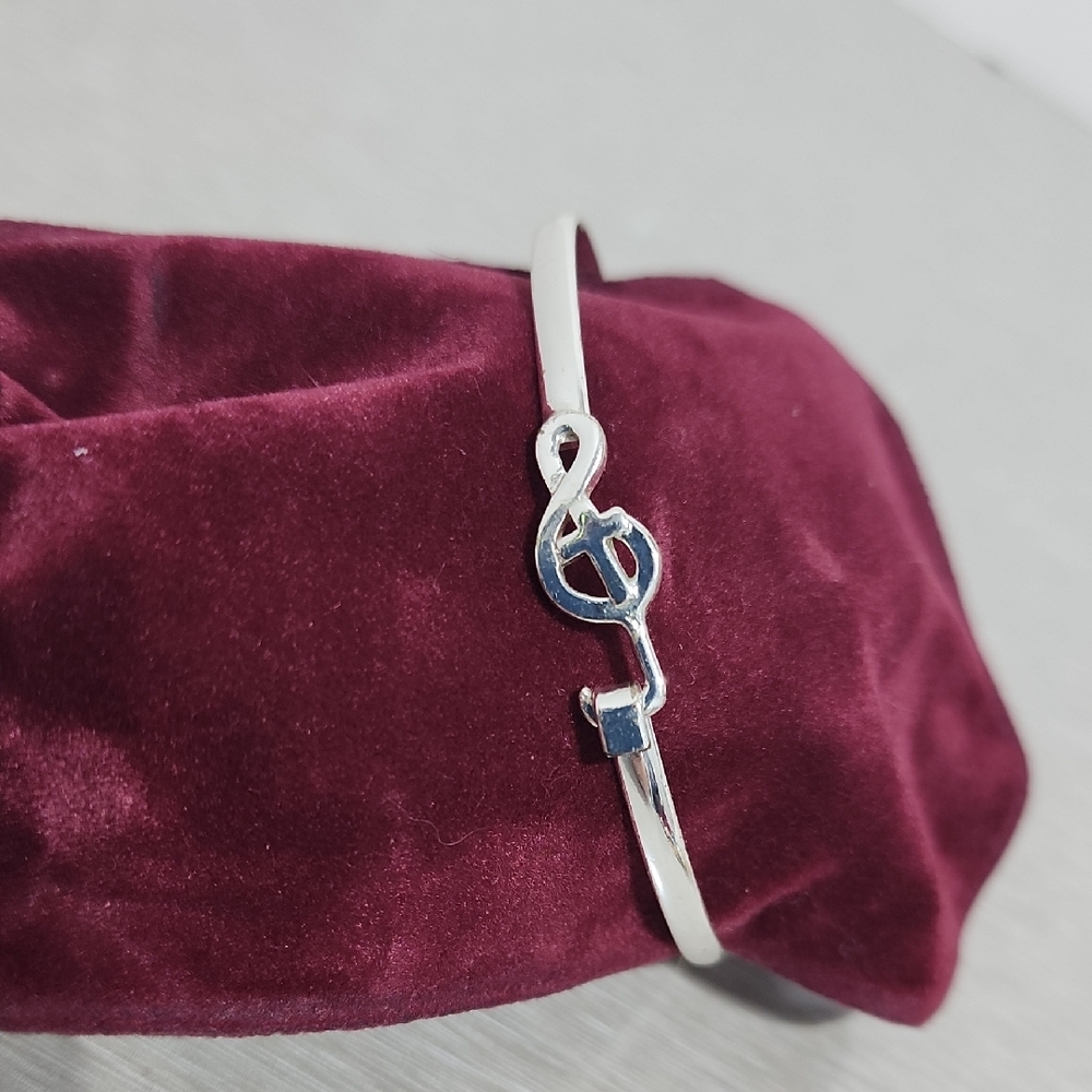 Elegant Silver Treble Clef Bracelet